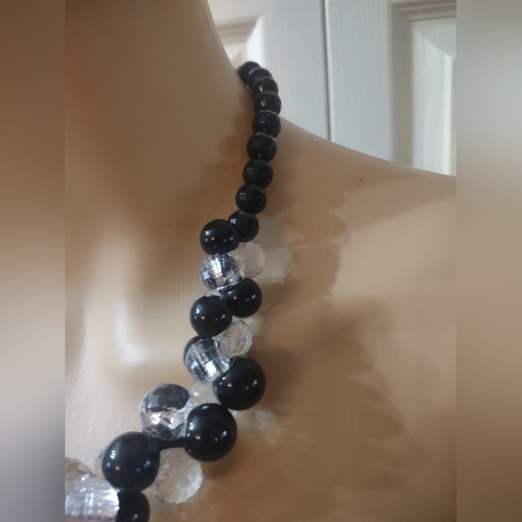 Women's black and clear beaded necklace - Picture 2 of 5